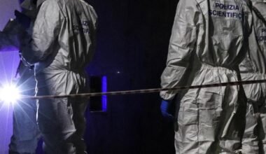 bomba carta davanti ad un palazzo in via Vega