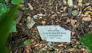 Nemmeno Lucio Battisti si salva dalla furia dei vandali 