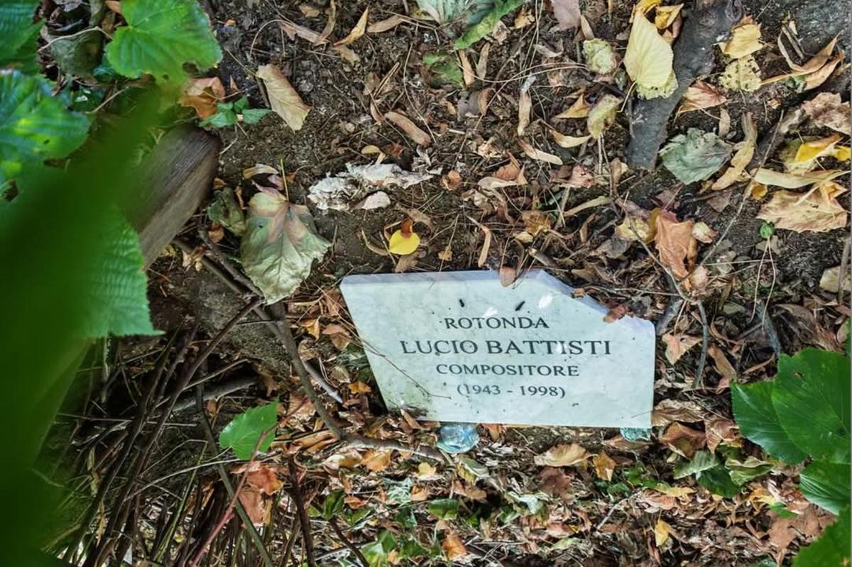 Nemmeno Lucio Battisti si salva dalla furia dei vandali 