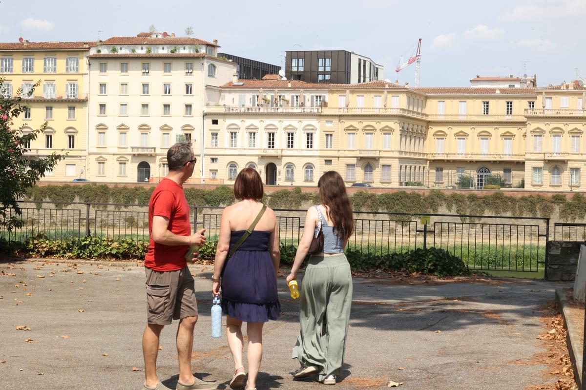 Case vip, stravolto lo skyline di Firenze. Un cubo nero tra i palazzi storici. È bufera sull’ex teatro Comunale