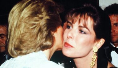 Il bacio memorabile di Lady Diana e Carolina di Monaco FOTO
