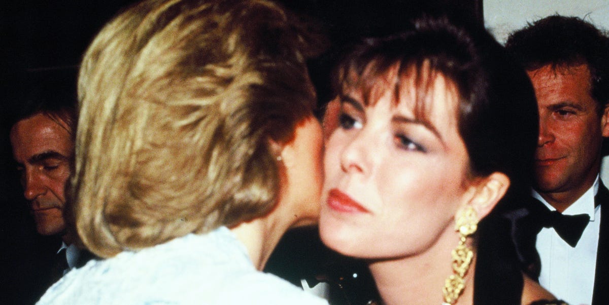 Il bacio memorabile di Lady Diana e Carolina di Monaco FOTO