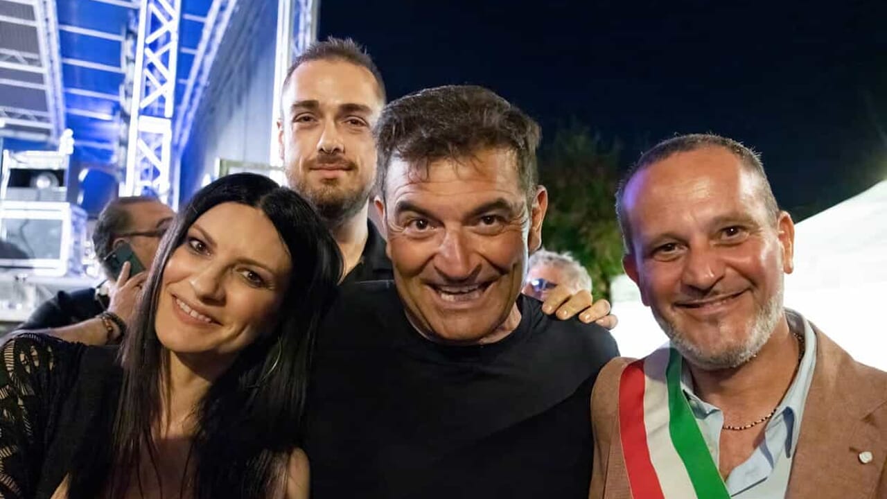 A Gatteo piazza Vesi gremita per Max Giusti. E nel finale la grande sorpresa di Laura Pausini