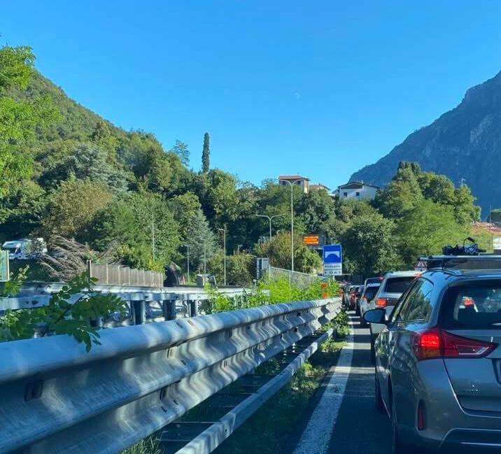 Le code che si sono formate lungo la Superstrada in zona Mandello (foto dal gruppo Fb dedicato alla SS36).
