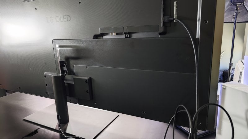 La gestione dei cavi è ottima per il montaggio a parete di LG G5