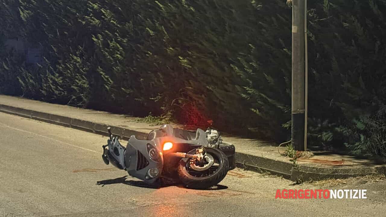 perde il controllo dello scooter e finisce per terra, morto il quindicenne