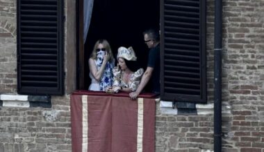 a 67 anni flirta con la Gen Z
