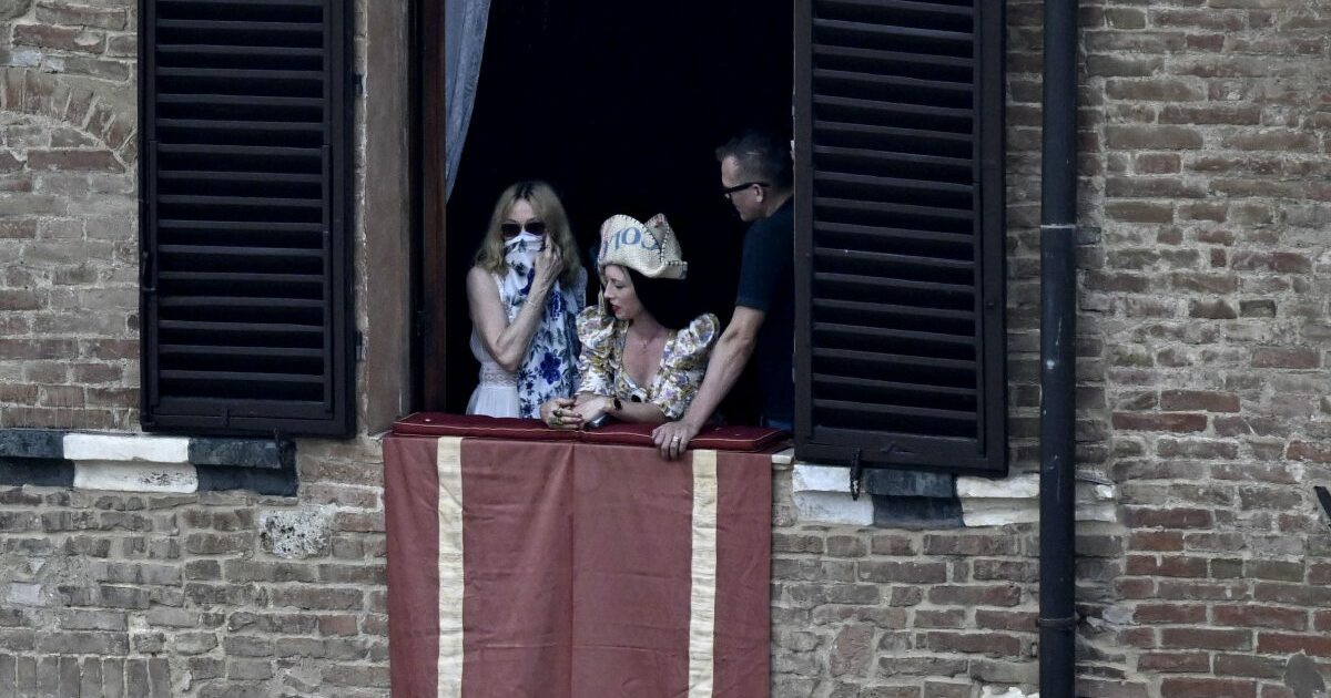 a 67 anni flirta con la Gen Z