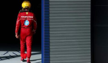 Guidare e parlare da pilota Ferrari: le difficoltà di Lewis Hamilton