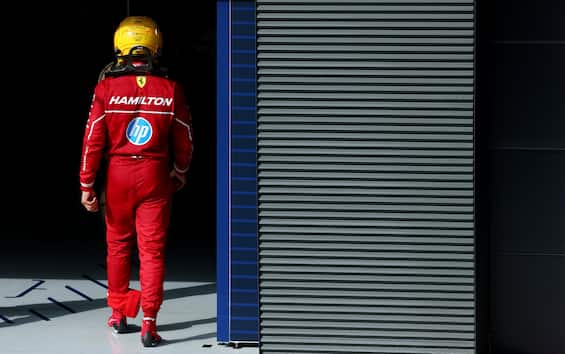 Guidare e parlare da pilota Ferrari: le difficoltà di Lewis Hamilton
