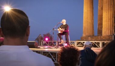 Mario Venuti incanta ai piedi delle colonne doriche: concerto speciale all’alba