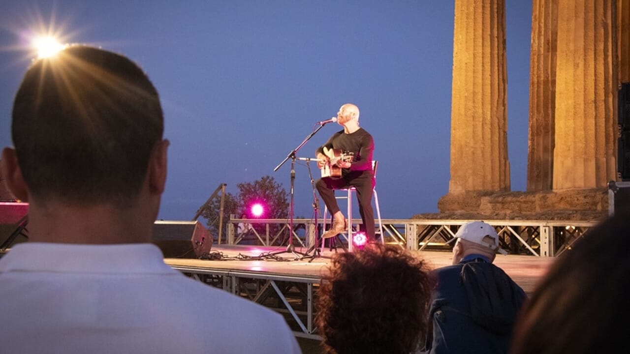 Mario Venuti incanta ai piedi delle colonne doriche: concerto speciale all’alba