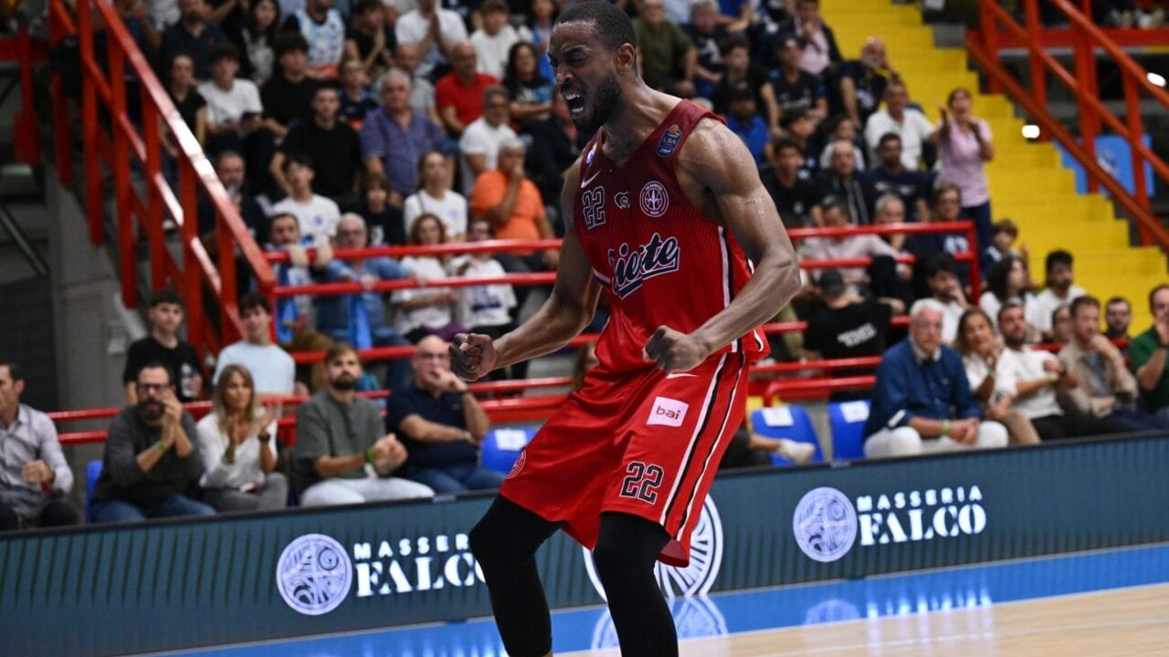 Trieste che impresa, passa a Napoli e vola in vetta alla Serie A