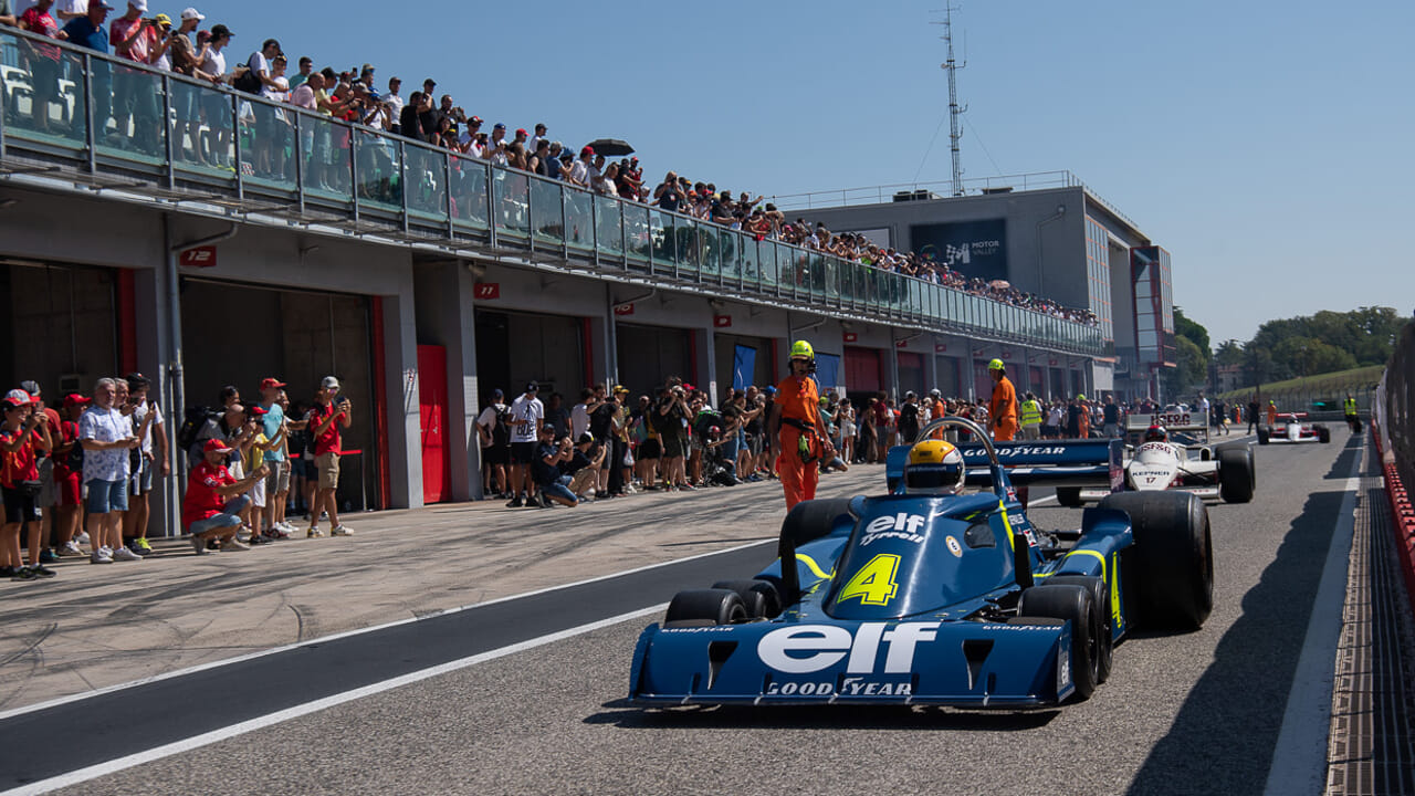 La leggenda della F1 a Imola, un weekend di motori e passioni: torna l'Historic Minardi Day
