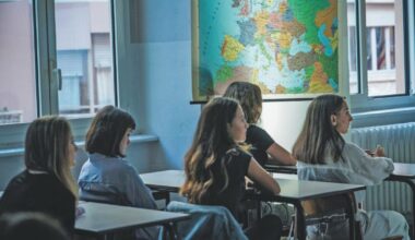 Scuola, il prezzo di libri e corredo: 600-800 euro a famiglia. Federconsumatori: "Ceto medio in difficoltà"