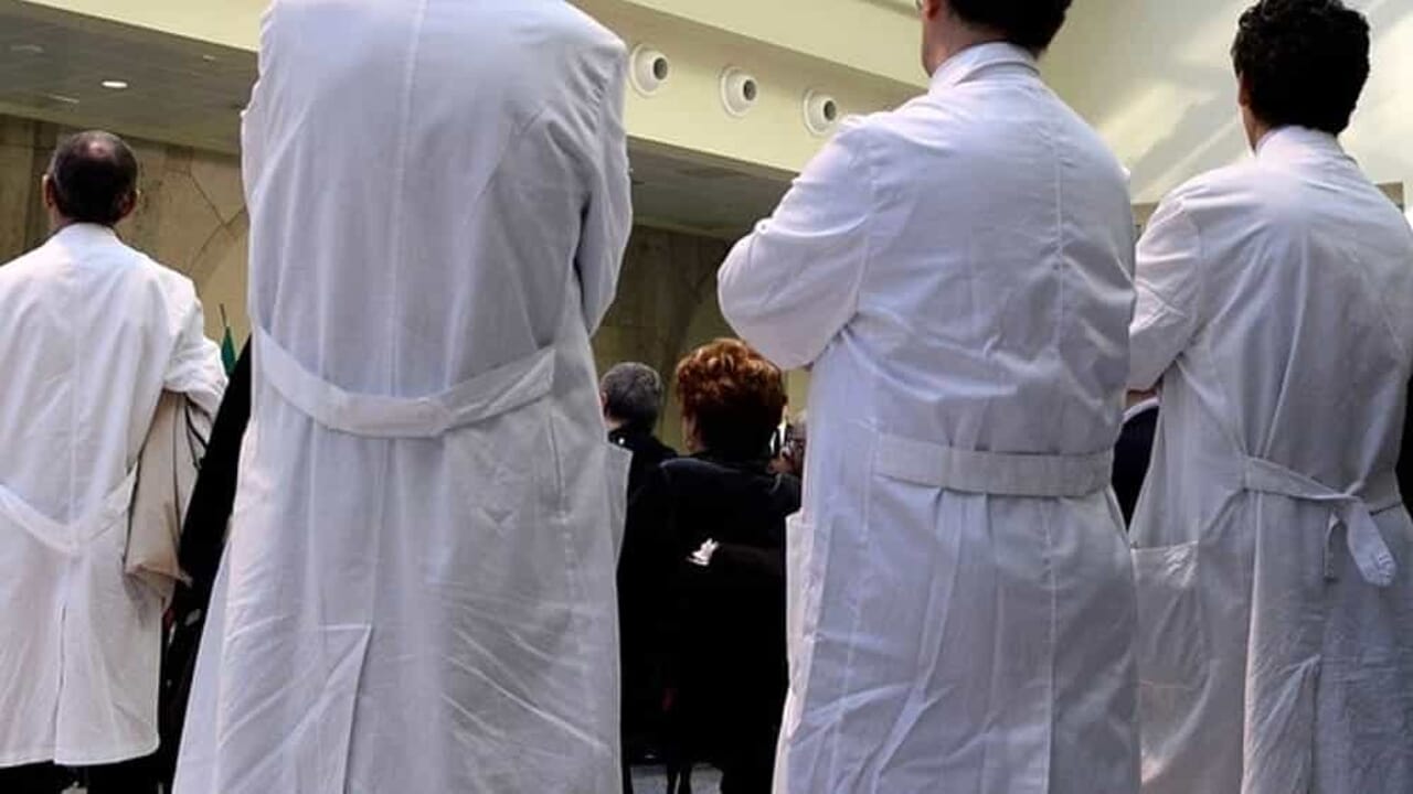 Sanità, la denuncia dei medici: "Siamo ostaggio della politica"