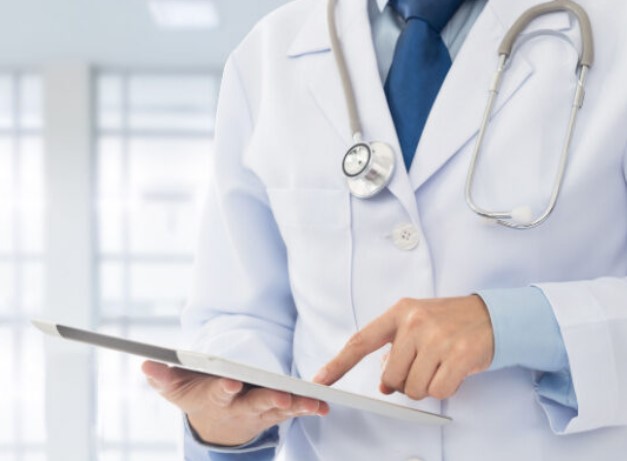 Accordo integrativo coi medici di famiglia, Acquaroli: «Provvedimento strategico, potenzia la sanità sul territorio»