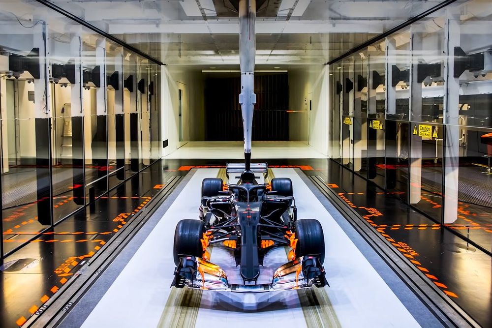 Il tappeto mobile nella galleria del vento Mercedes di Brackley