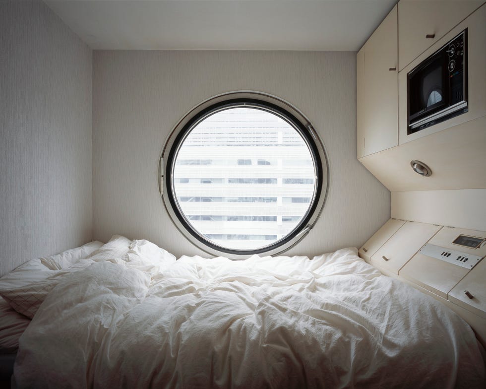un letto e una finestra