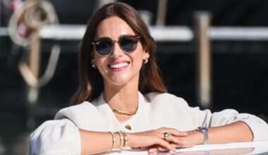 Miriam Leone incanta il Festival di Venezia con il mini tailleur bianco