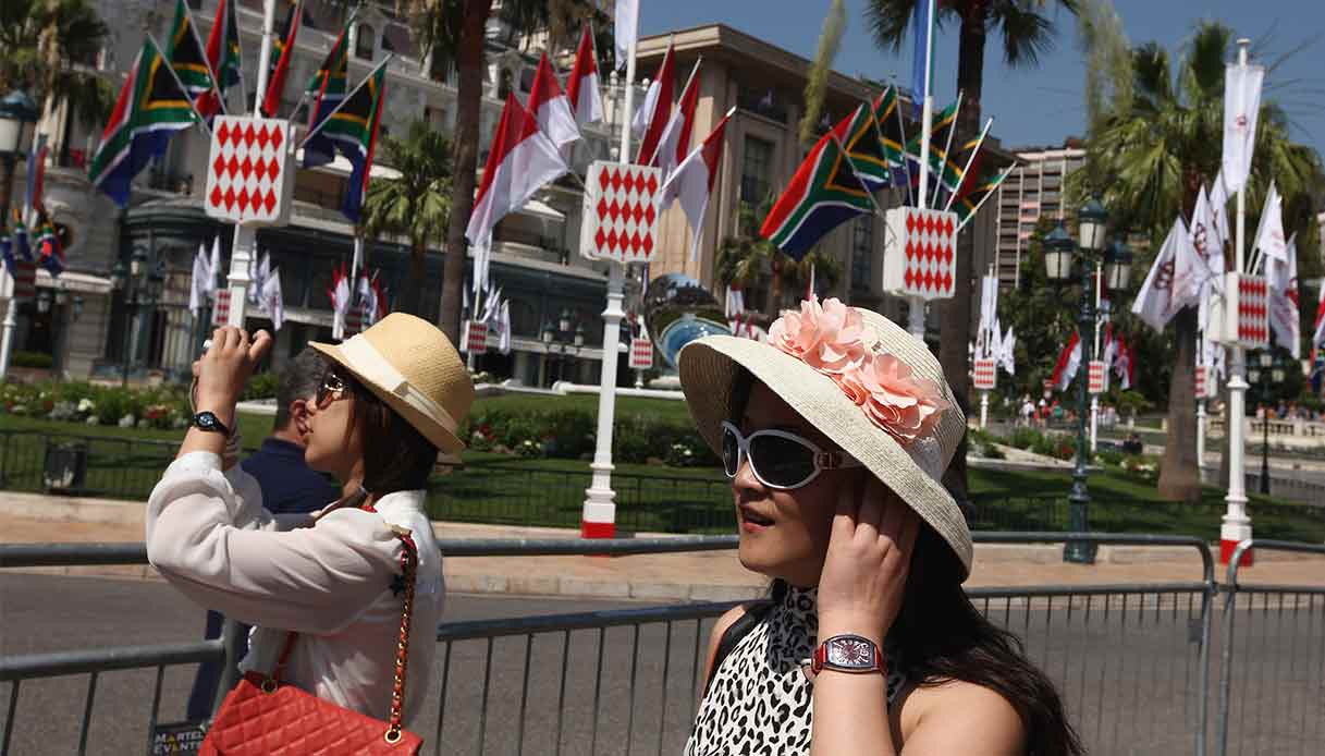 A Montecarlo è vietata scattare foto e selfie davanti a hotel e casinò