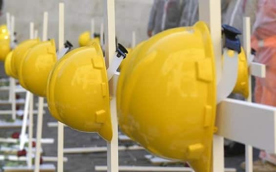 Bologna, operaio di turno notturno muore travolto da un muletto a Marmorta di Molinella
