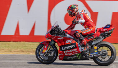 Bezzecchi piazza la pole! 3° Bagnaia, 4° Marc Marquez. Alle 15.00 la Sprint Race