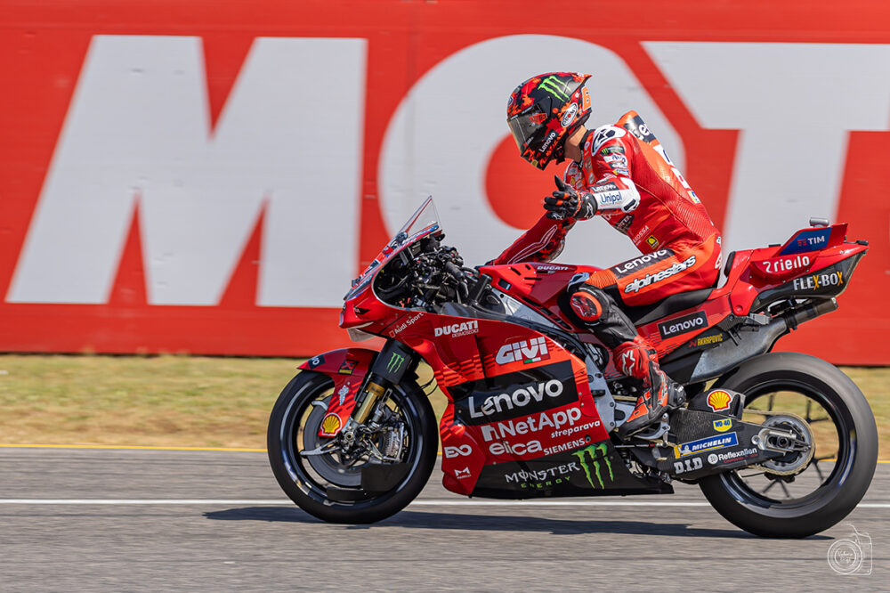 Bezzecchi piazza la pole! 3° Bagnaia, 4° Marc Marquez. Alle 15.00 la Sprint Race