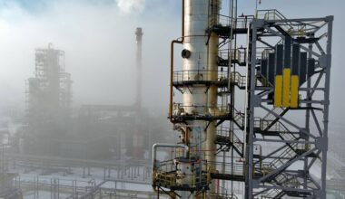 Russia senza benzina dopo raid Ucraina a raffinerie, cosa succede