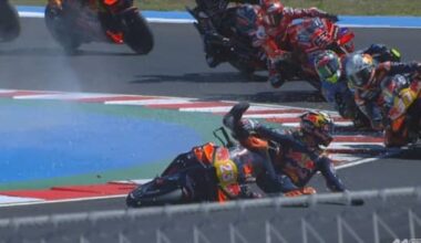 MotoGP, Bastianini schivato dalle moto dopo la caduta di oggi. VIDEO