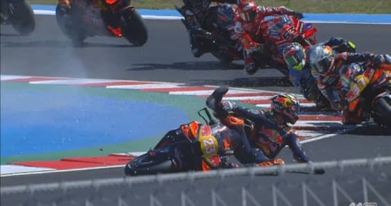MotoGP, Bastianini schivato dalle moto dopo la caduta di oggi. VIDEO