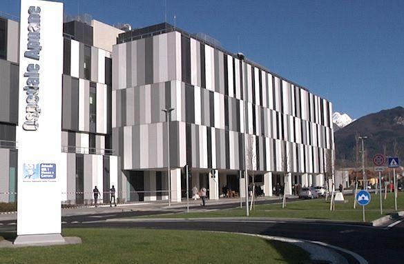 Terrore al pronto soccorso di Massa: paziente psichiatrico disarma guardia giurata e minaccia con la pistola 20 persone