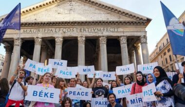 l flashmob per la pace organizzato dai giovani dell’incontro promosso dalla Comunità di sant’Egidio a Roma