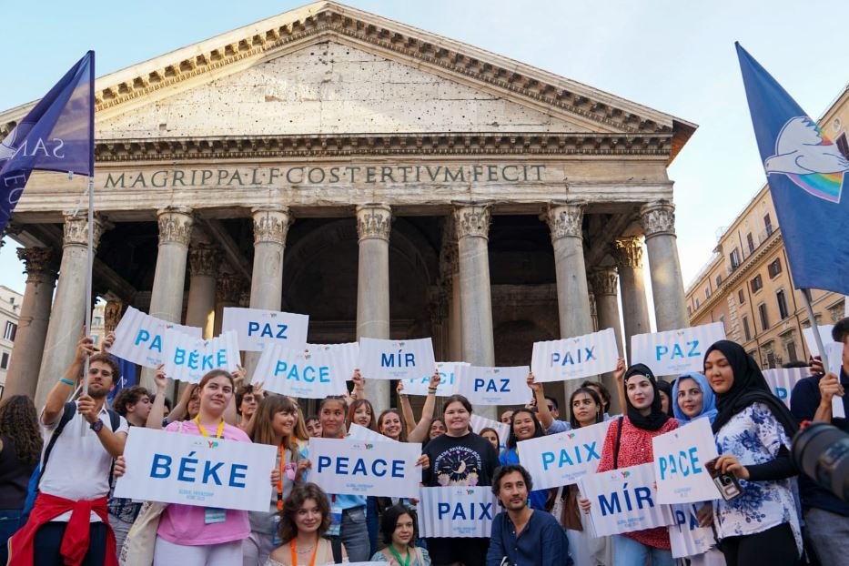 l flashmob per la pace organizzato dai giovani dell’incontro promosso dalla Comunità di sant’Egidio a Roma