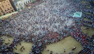 Palio di Siena, le Contrade alla scelta dei fantini: il valzer delle monte