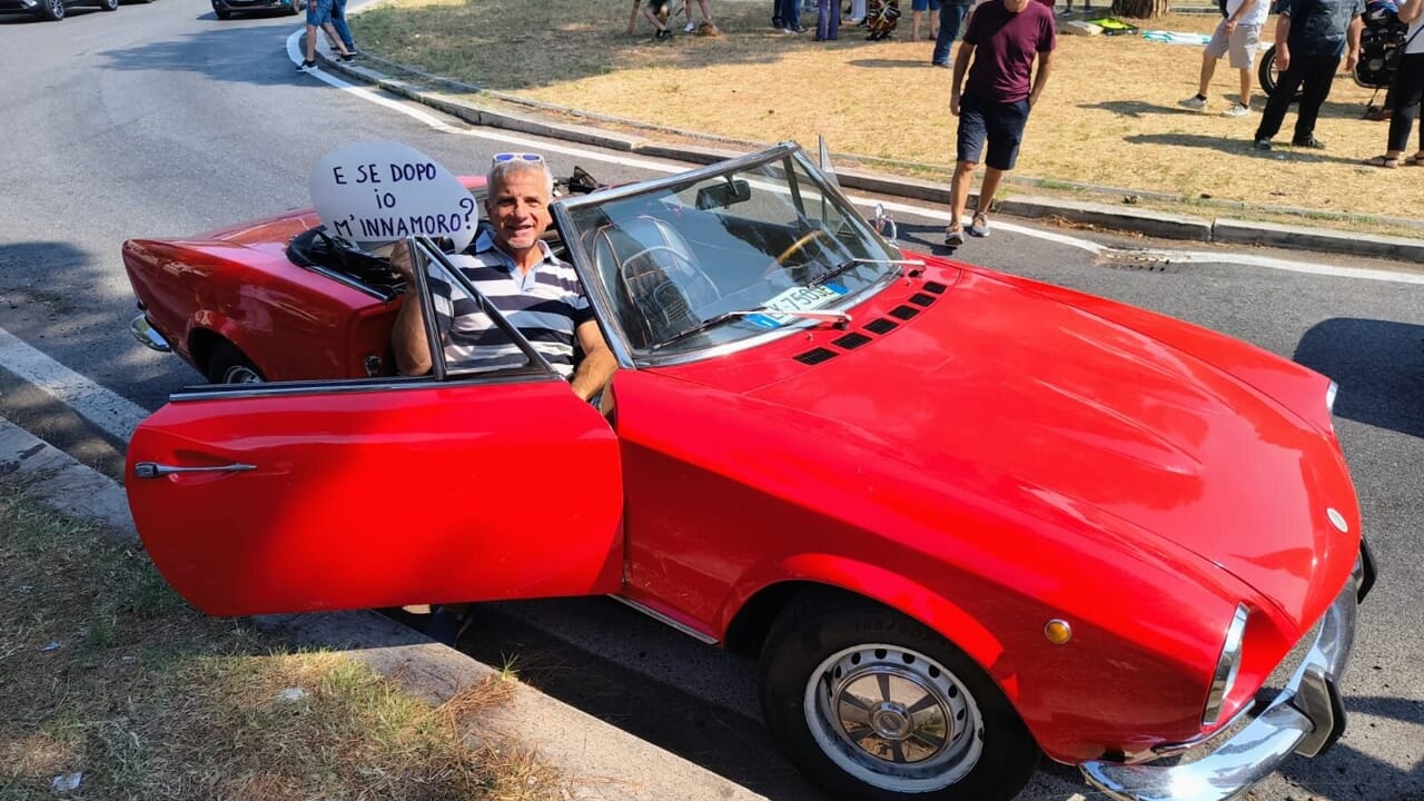 Ferragosto al "Palo della morte", anche quest'anno in tanti per rendere omaggio a una scena cult del cinema di Verdone