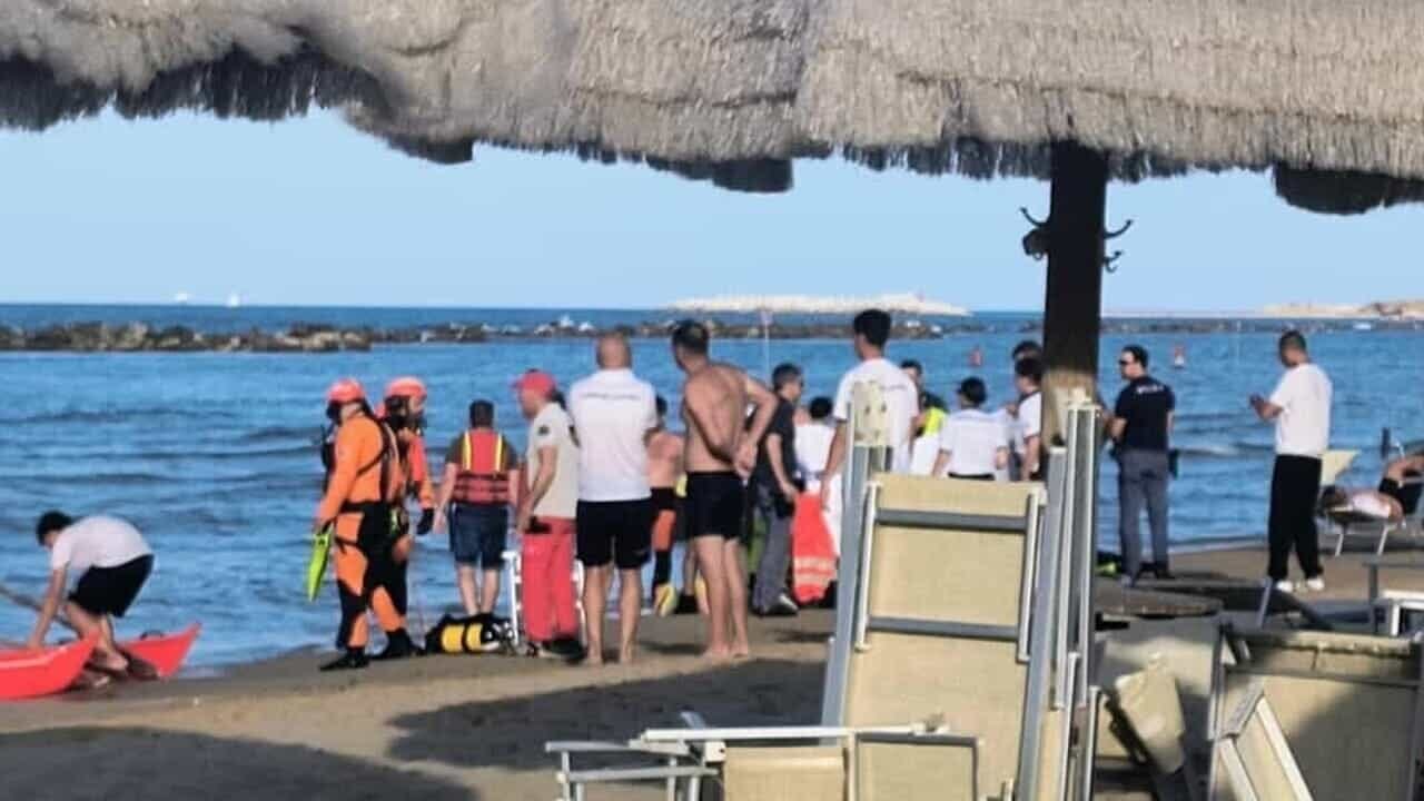è annegata davanti agli occhi degli amici