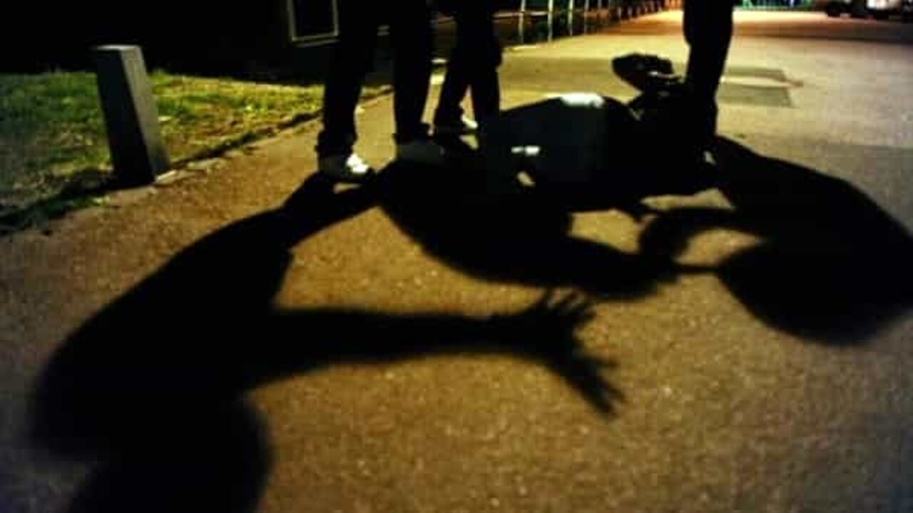 Pestato e rapinato dalla banda della Lancia Ypsilon rossa. L'incubo sul litorale