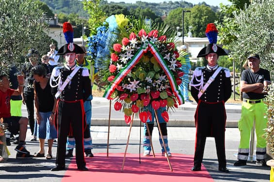Incidente in A1, folla ai funerali. Il vescovo di Arezzo: 'Dolore e gratitudine'. FOTO