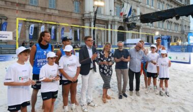Piazza Roma, campo centrale. Modena nella lunga scia di Parigi. Il beach volley si prende la scena