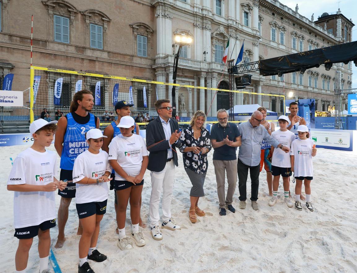 Piazza Roma, campo centrale. Modena nella lunga scia di Parigi. Il beach volley si prende la scena