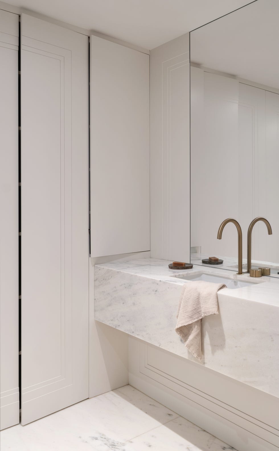 una casa de estilo minimalista con materiales naturales, espacios abiertos y muebles a medida