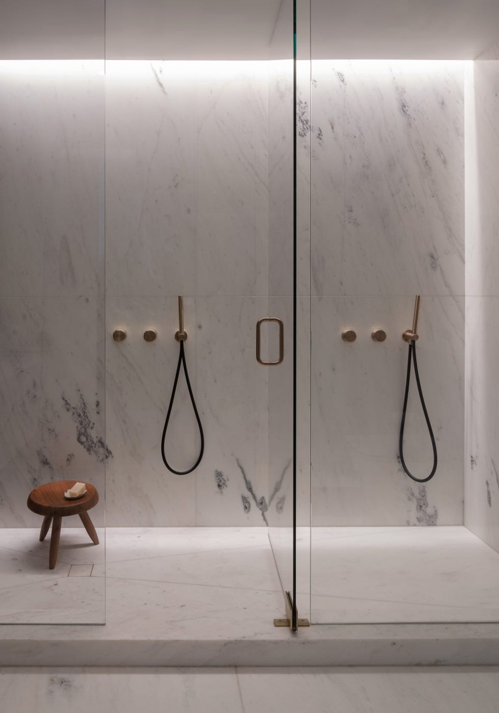 una casa de estilo minimalista con materiales naturales, espacios abiertos y muebles a medida