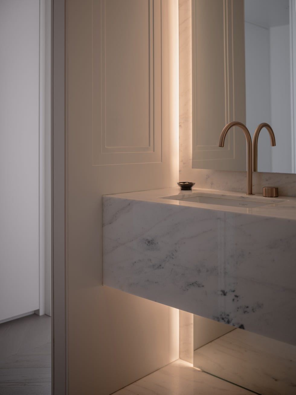 una casa de estilo minimalista con materiales naturales, espacios abiertos y muebles a medida