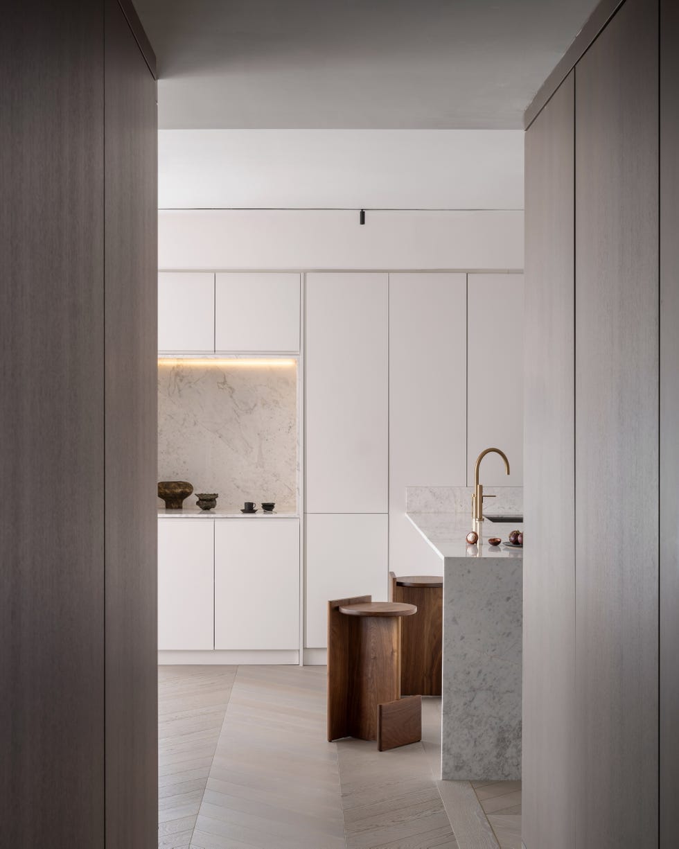 una casa de estilo minimalista con materiales naturales, espacios abiertos y muebles a medida