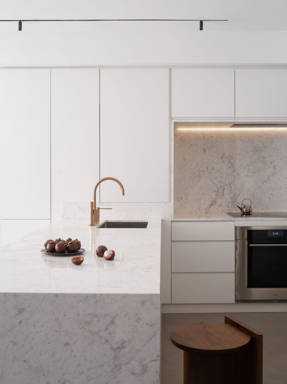 una casa de estilo minimalista con materiales naturales, espacios abiertos y muebles a medida