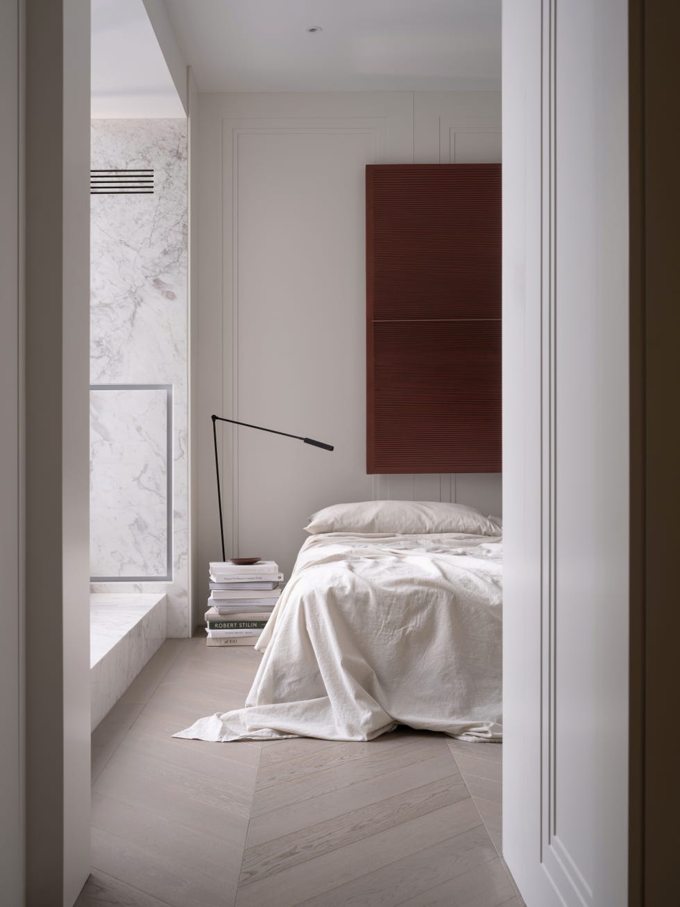 una casa de estilo minimalista con materiales naturales, espacios abiertos y muebles a medida