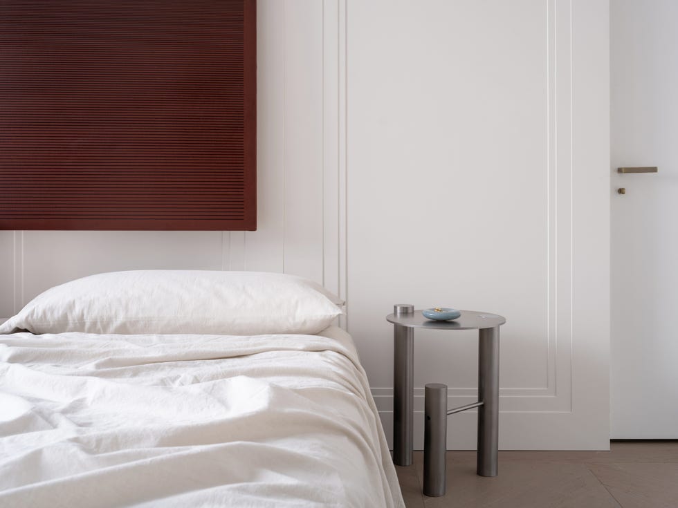 una casa de estilo minimalista con materiales naturales, espacios abiertos y muebles a medida