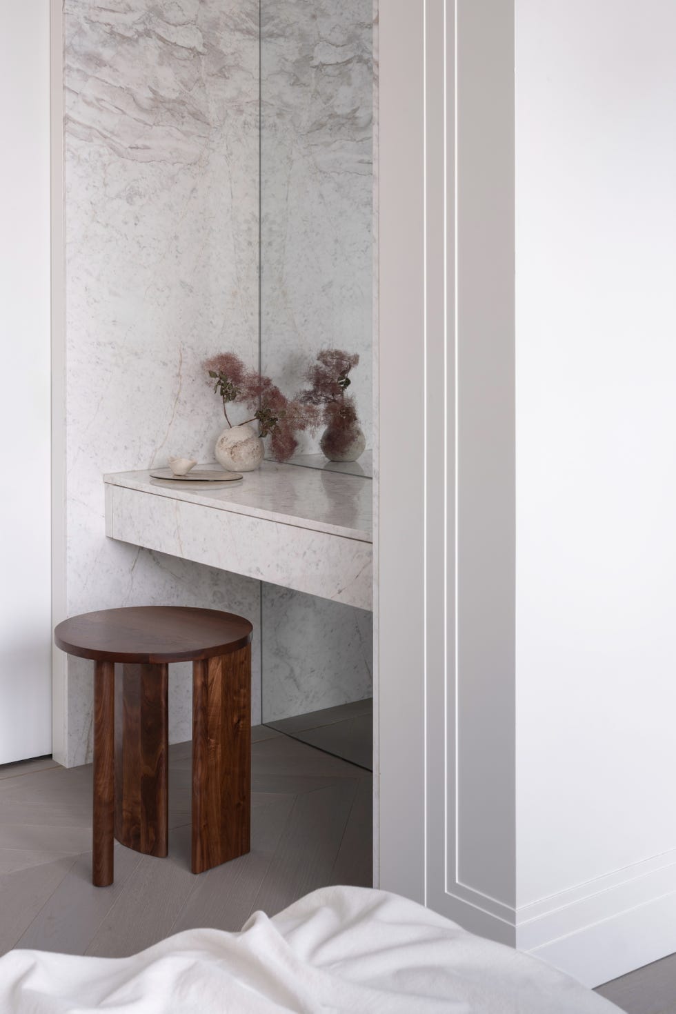 una casa de estilo minimalista con materiales naturales, espacios abiertos y muebles a medida