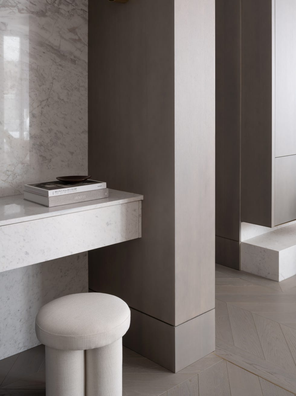 una casa de estilo minimalista con materiales naturales, espacios abiertos y muebles a medida